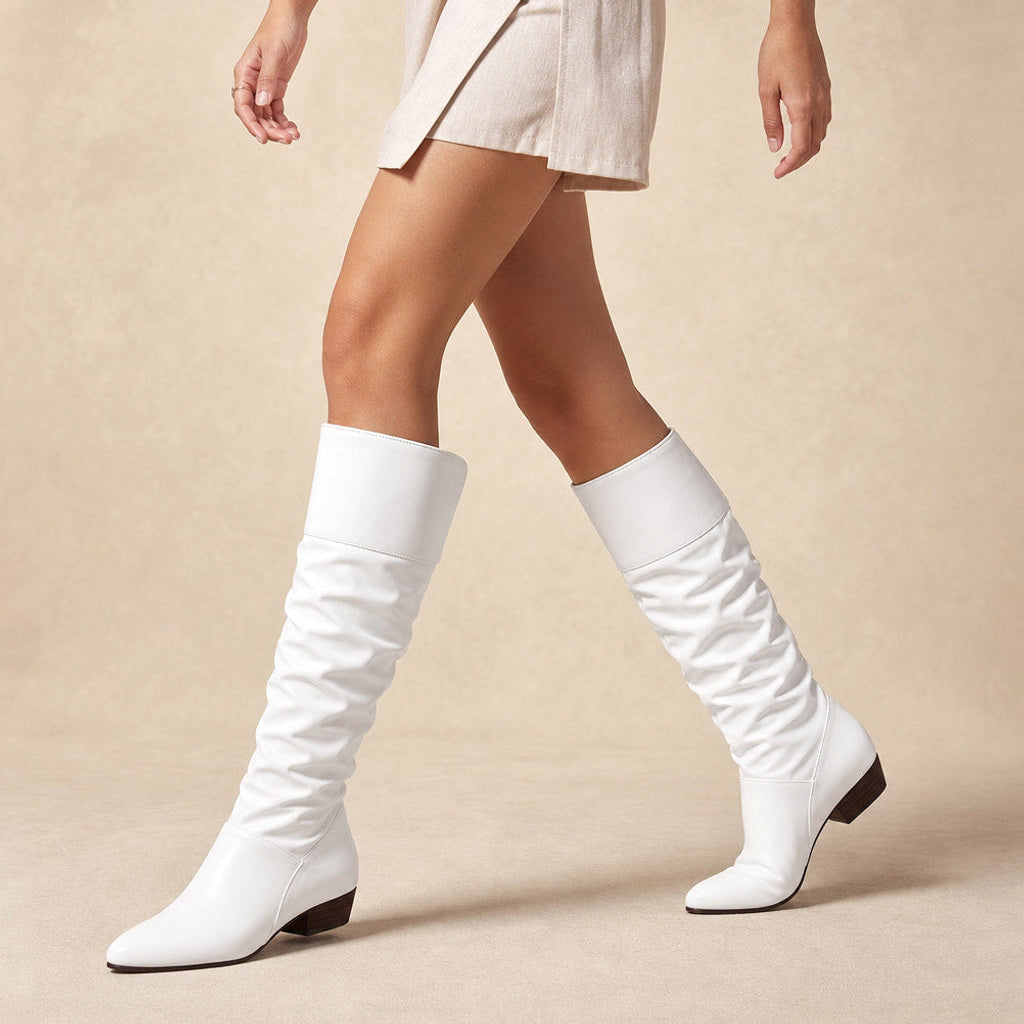 Hildwine | Overknee Stiefel mit gerafftem Schaft und Spitzkappe Weiß – Produktfoto