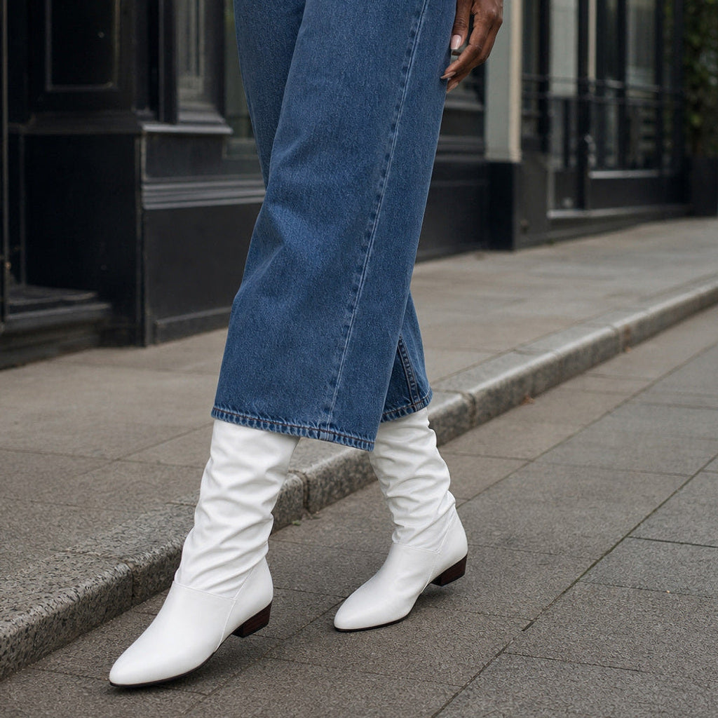 Hildwine | Overknee Stiefel mit gerafftem Schaft und Spitzkappe Weiß – Gestyltes Editorial-Foto