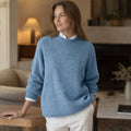Hiltraud | Rollkragenpullover mit weitem Schnitt und Rippbündchen Blau – Gestyltes Editorial-Foto