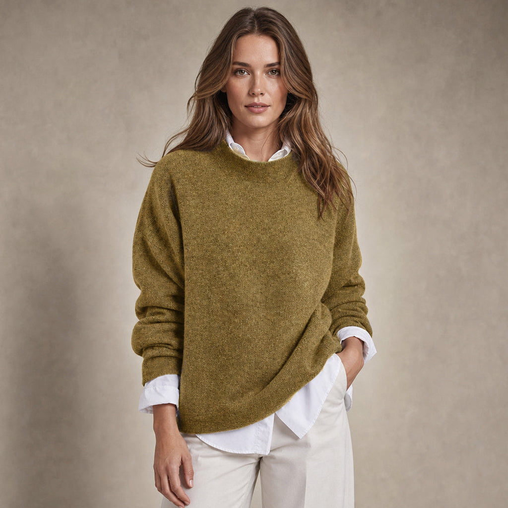 Hiltraud | Rollkragenpullover mit weitem Schnitt und Rippbündchen in Khaki – Premium Editorial