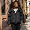 Huguette | Steppjacke mit weiter Passform und Stehkragen Schwarz – Gestyltes Editorial-Foto