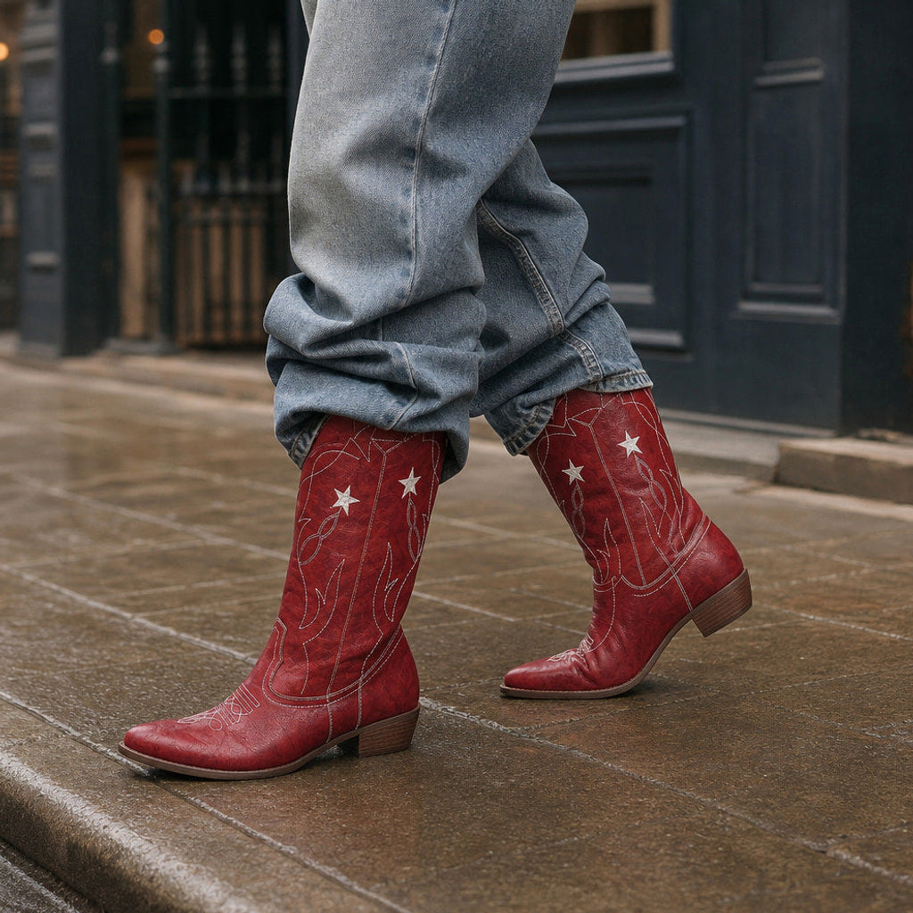 Ida | Western-Stiefel mit weitem Schaft Weinrot – Gestyltes Editorial-Foto