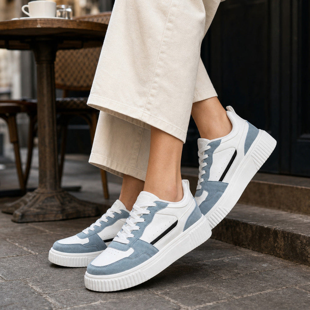 Ilka | Sneaker mit Plateausohle und Colorblock-Overlays Hellblau – Gesamtlook