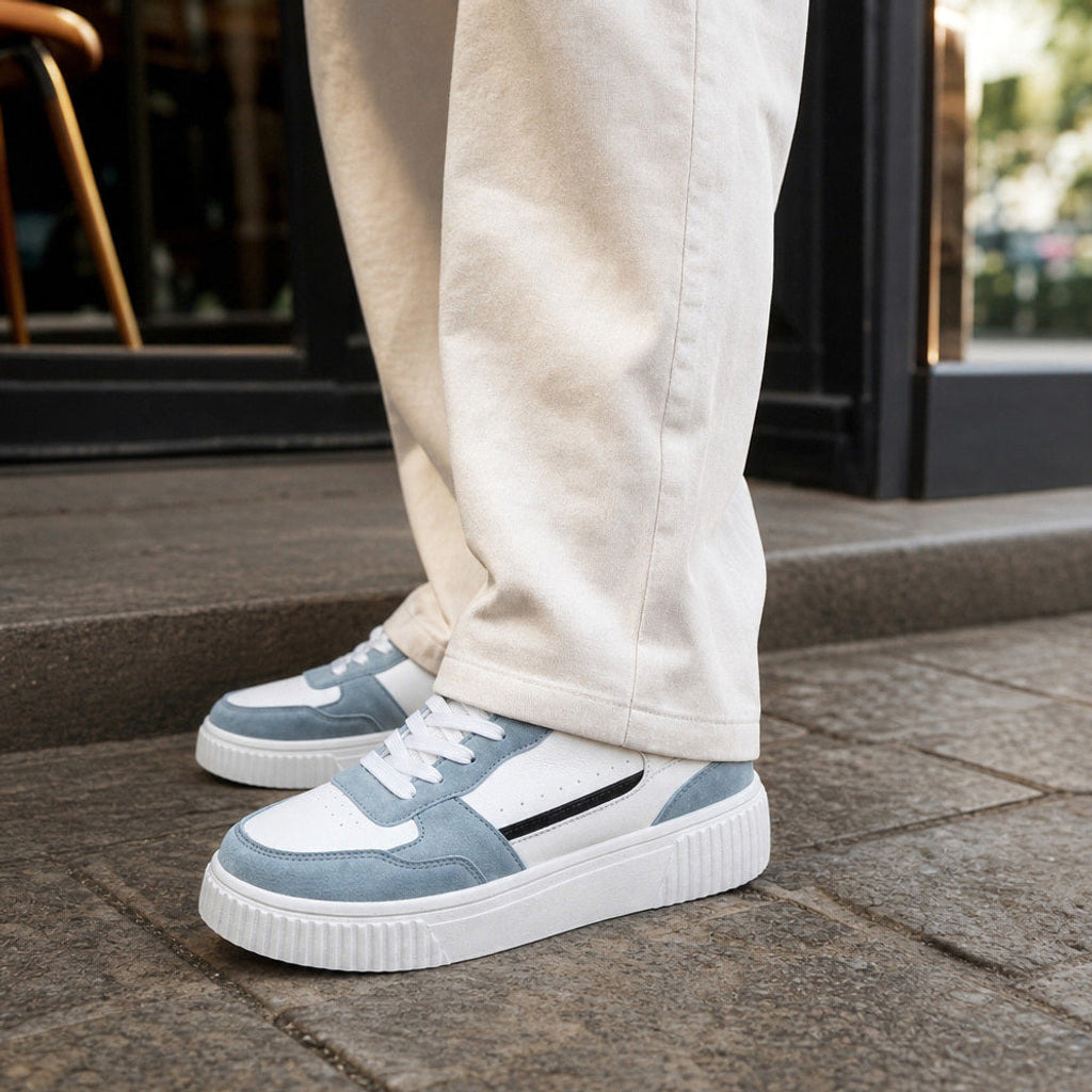 Ilka | Sneaker mit Plateausohle und Colorblock-Overlays Hellblau – Gestyltes Editorial-Foto