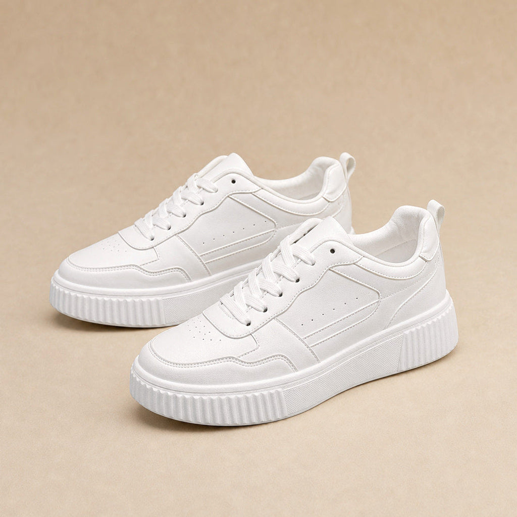 Ilka | Sneaker mit Plateausohle und Colorblock-Overlays in Weiß – Premium Editorial