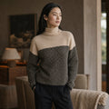 Ilona | Rollkragenpullover mit weichem Rippstrick Beige – Gestyltes Editorial-Foto