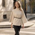 Ilsedore | Bouclé Jacke mit Schmetterlingsärmeln und Bindegürtel Aprikose – Gestyltes Editorial-Foto