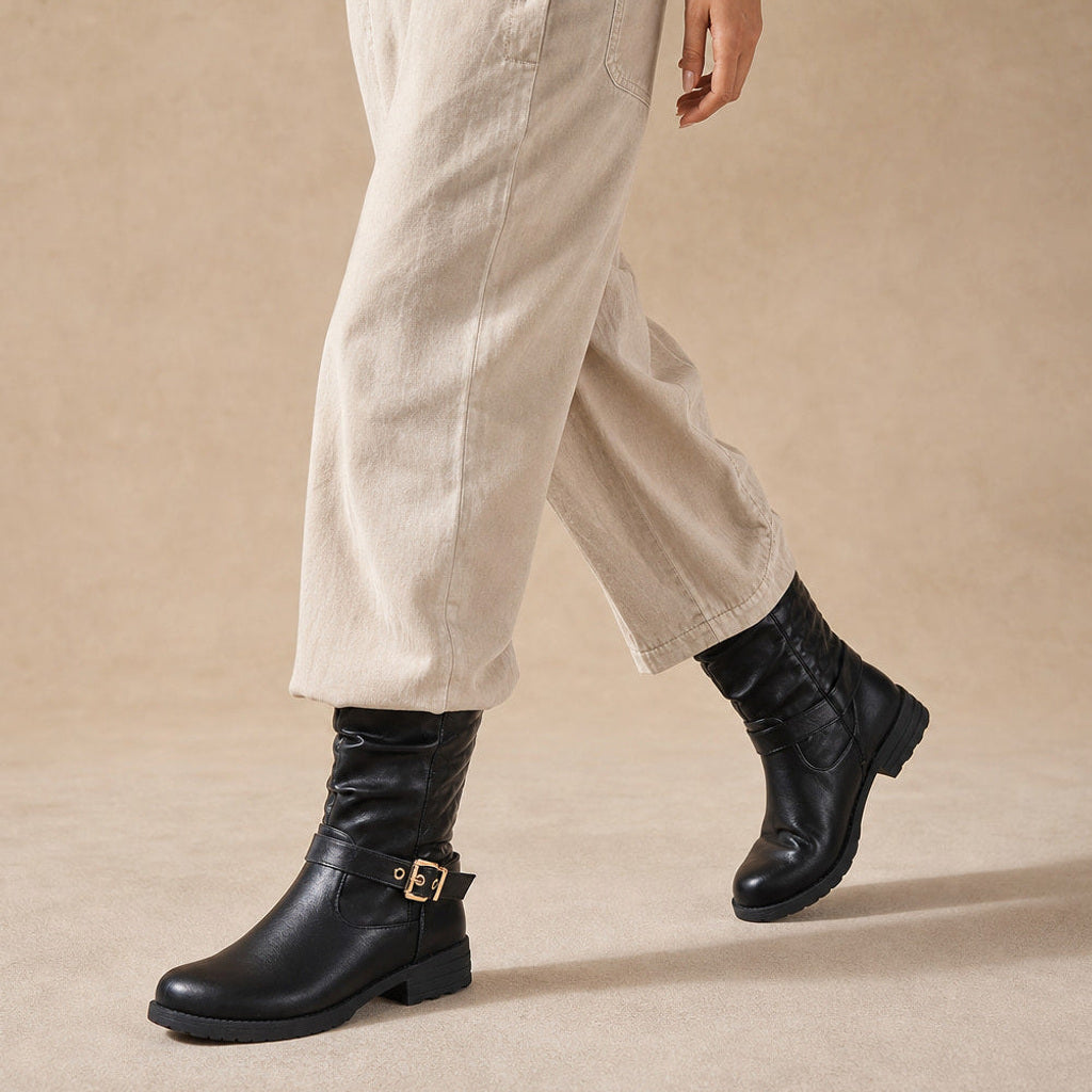 Imhild | Chelsea Boots Schwarz mit Schnalle – Produktfoto