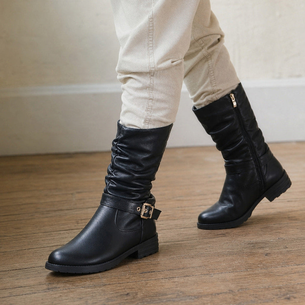Imhild | Chelsea Boots Schwarz mit Schnalle – Produktfoto
