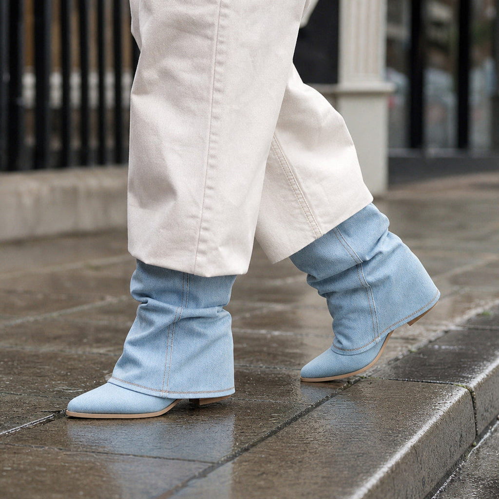 Inge | Cowboystiefel mit Plissee-Schaft Blau Blau – Gestyltes Editorial-Foto