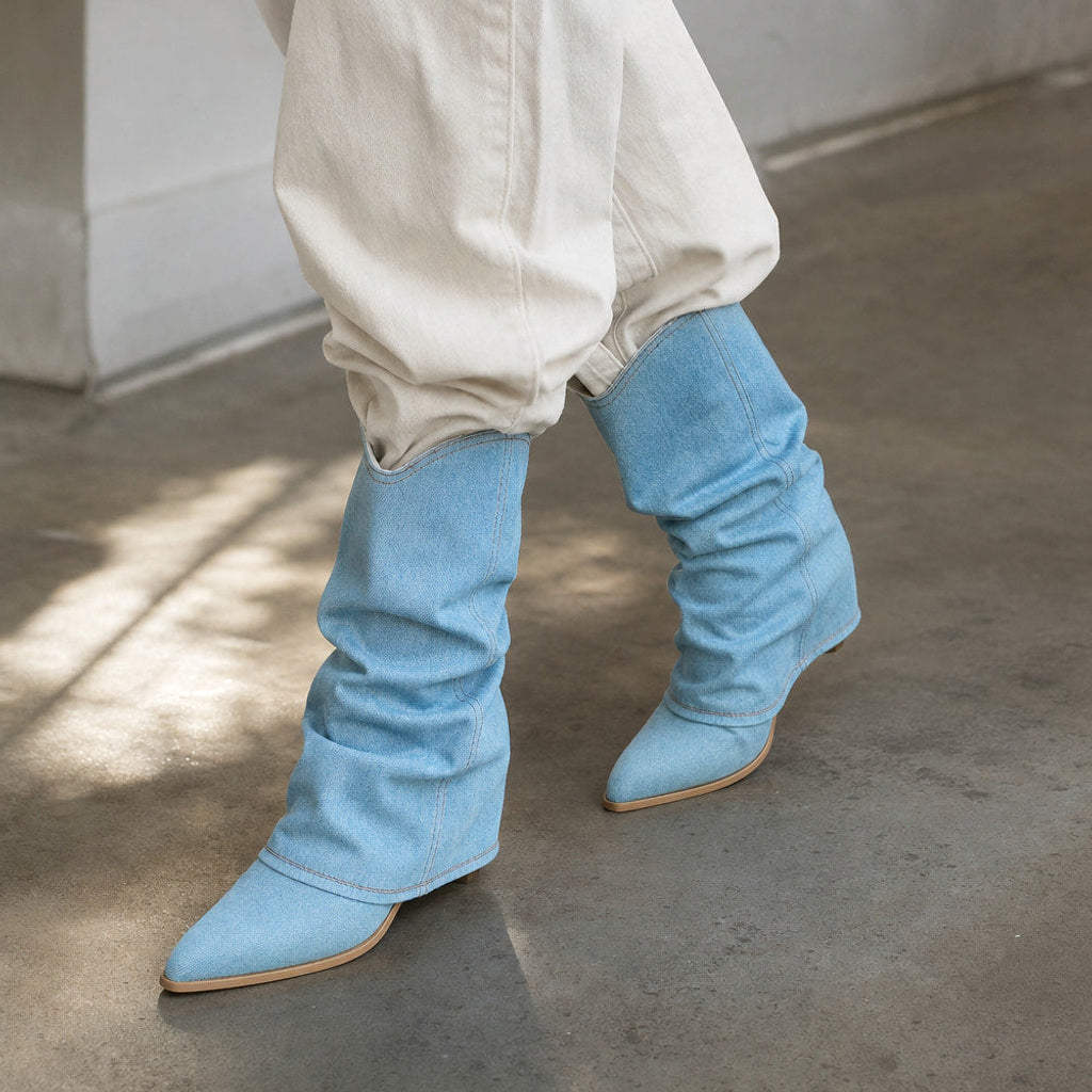Inge | Cowboystiefel mit Plissee-Schaft Blau – Gestyltes Editorial-Foto