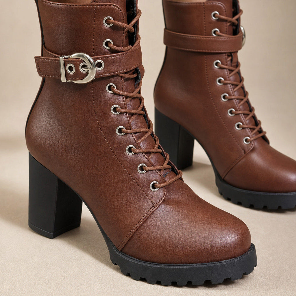Ingebert | Schnürstiefel mit Blockabsatz und Schnallenriemen Braun – Stoff- und Detailaufnahme