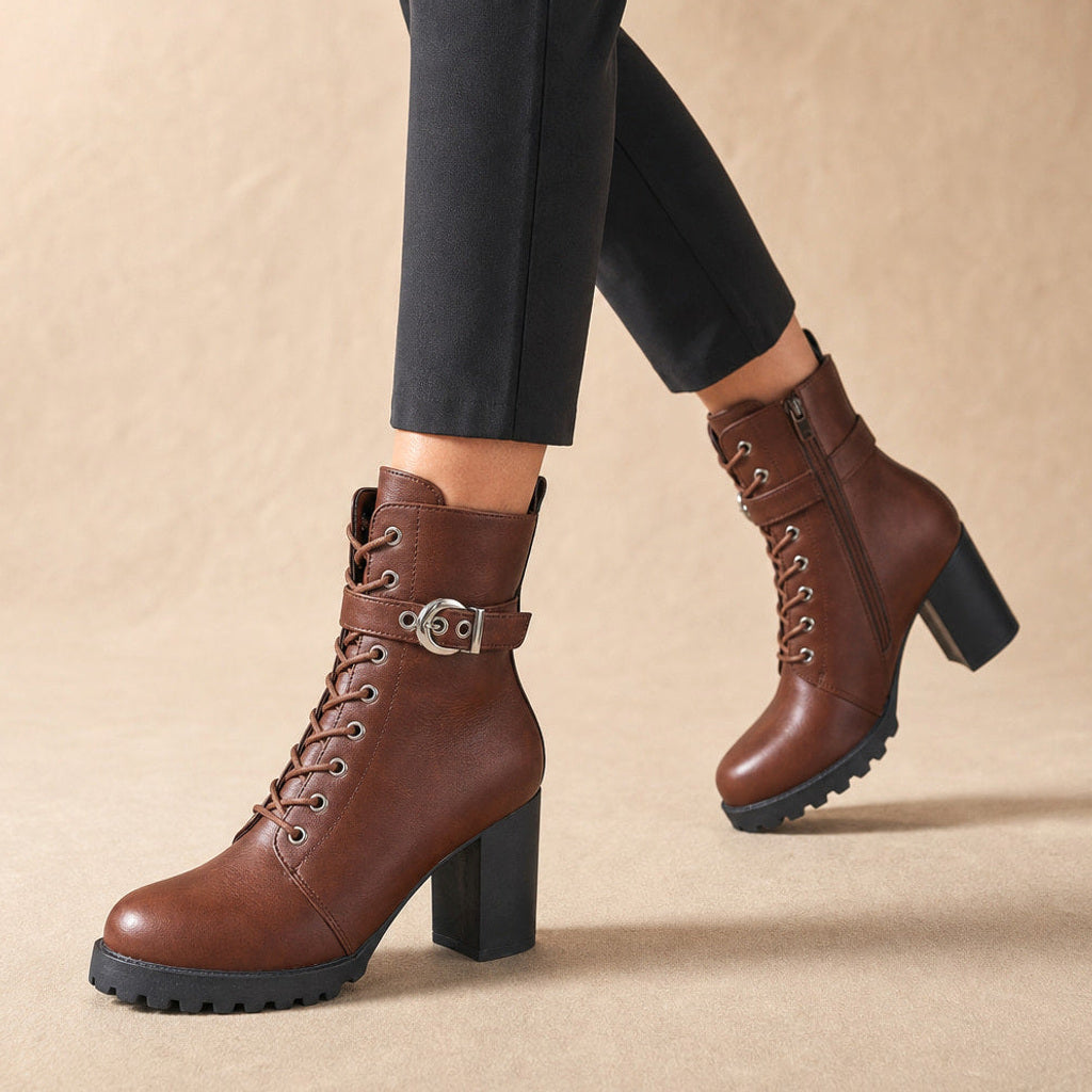 Ingebert | Schnürstiefel mit Blockabsatz und Schnallenriemen Braun – Produktfoto