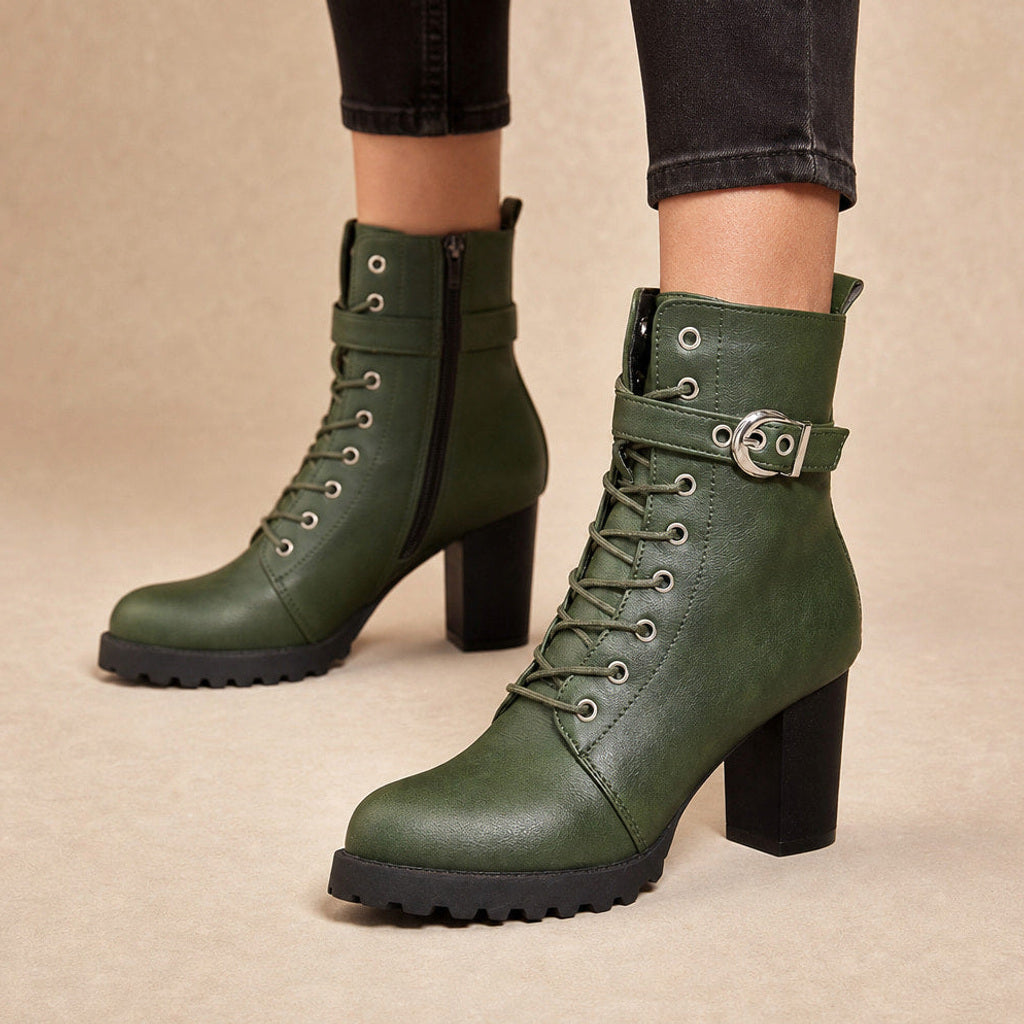 Ingebert | Schnürstiefel mit Blockabsatz und Schnallenriemen in Grün – Premium Editorial