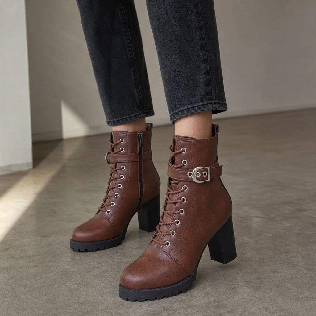 Ingebert | Schnürstiefel mit Blockabsatz und Schnallenriemen – Gestyltes Editorial-Foto