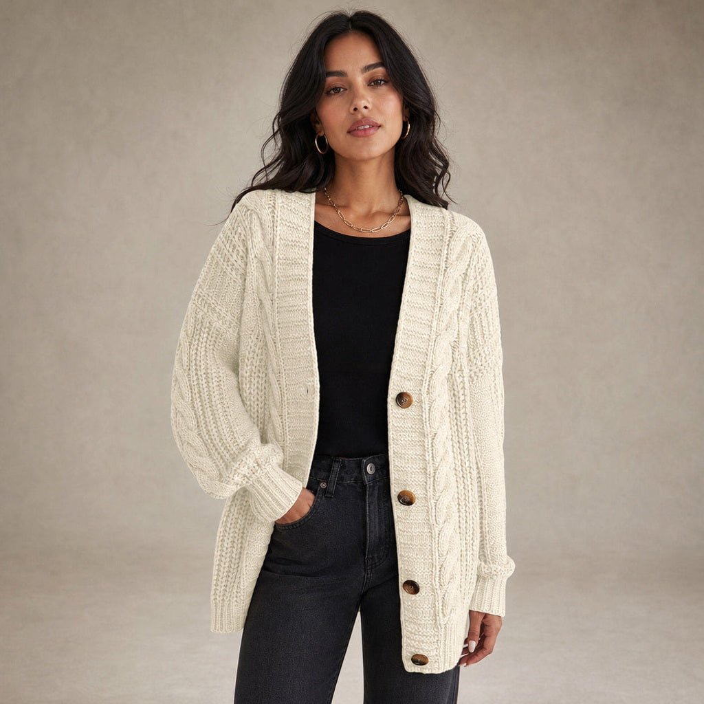 Ingelore | Strickjacke mit Zopfmuster Oversized in Beige – Premium Editorial