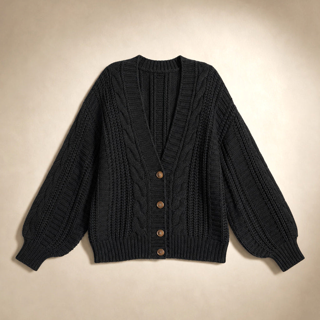 Ingelore | Strickjacke mit Zopfmuster Oversized Schwarz – Produktfoto