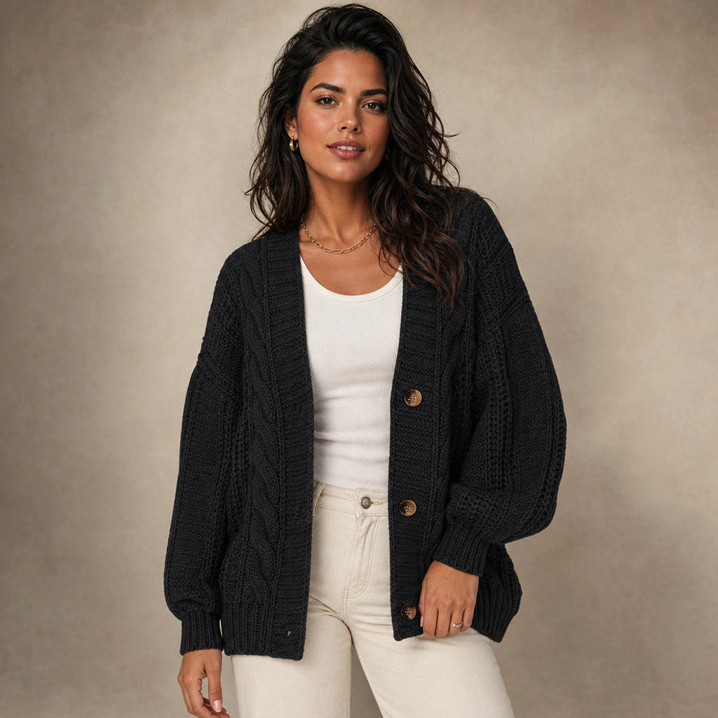 Ingelore | Strickjacke mit Zopfmuster Oversized in Schwarz – Premium Editorial