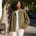 Ingunde | Cropped Bomberjacke mit Stehkragen Grün – Gestyltes Editorial-Foto