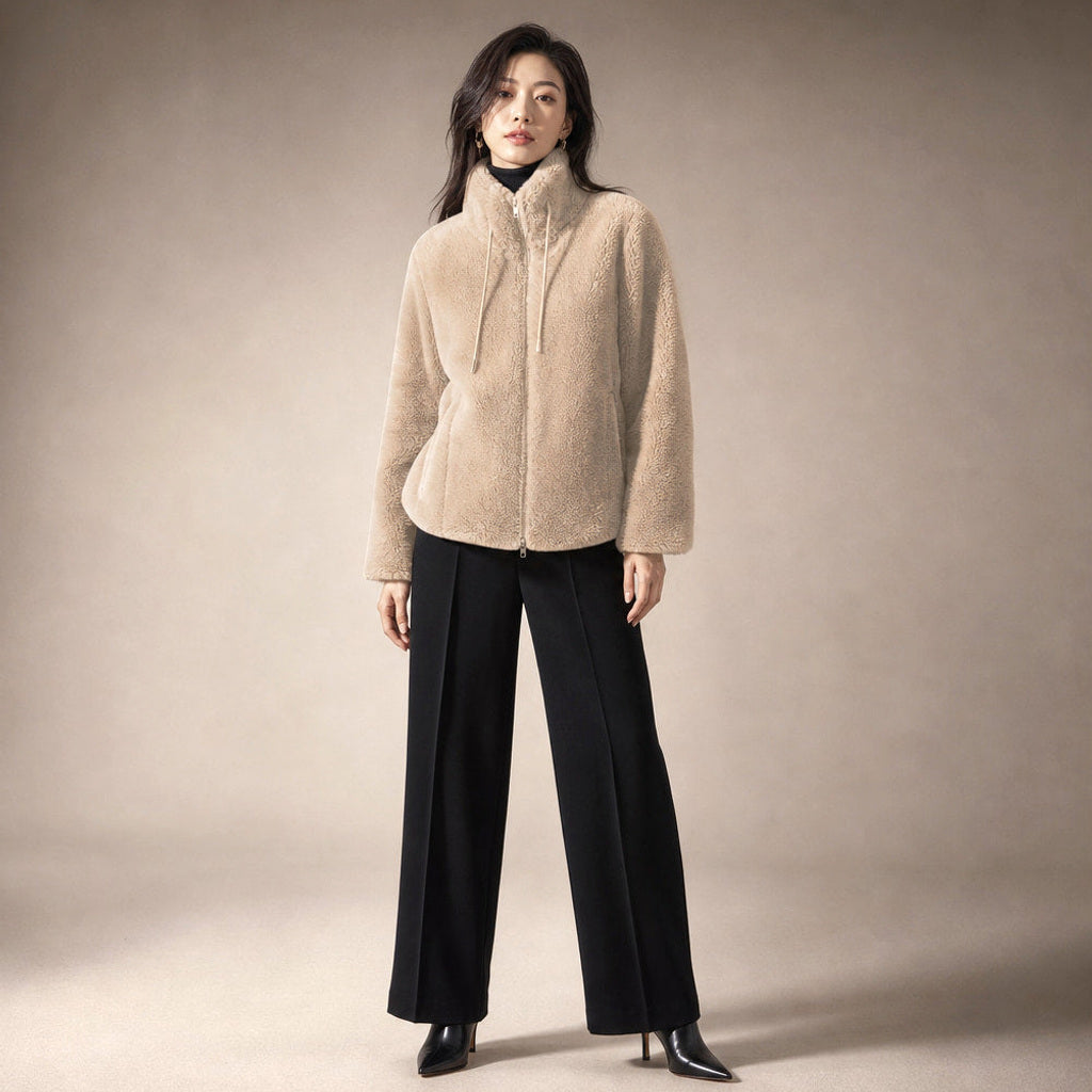 Inkeri | Bouclé-Jacke mit durchgehendem Reißverschluss in Beige – Premium Editorial