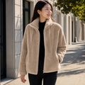 Inkeri | Bouclé-Jacke mit durchgehendem Reißverschluss Beige – Gestyltes Editorial-Foto
