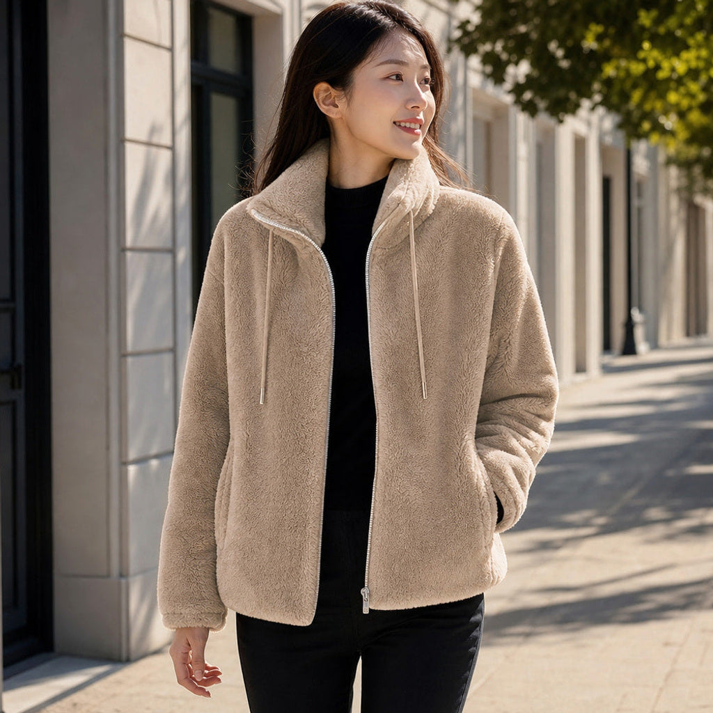 Inkeri | Bouclé-Jacke mit durchgehendem Reißverschluss Beige – Gestyltes Editorial-Foto