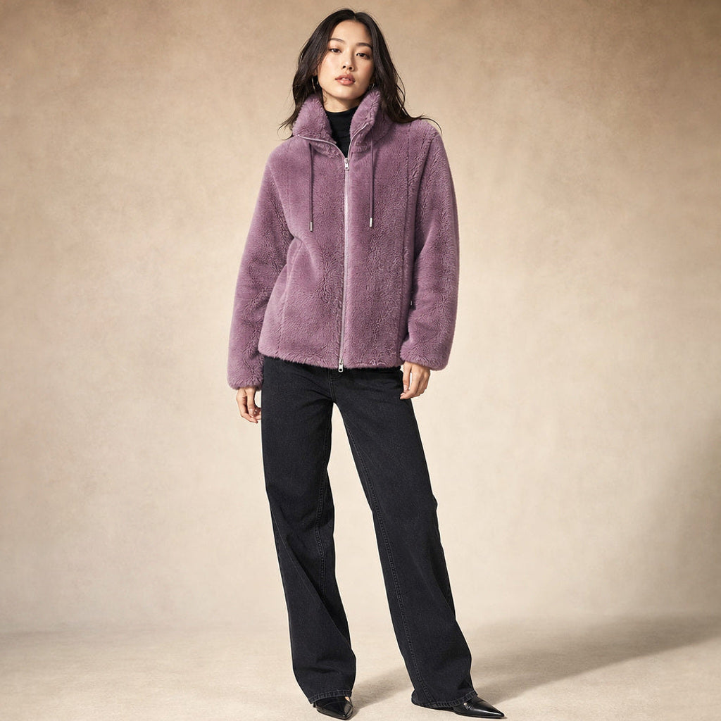 Inkeri | Bouclé-Jacke mit durchgehendem Reißverschluss in Helllila – Premium Editorial