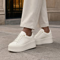 Irmela | Plateau-Sneaker mit Rillensohle Creme – Gestyltes Editorial-Foto