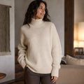 Itta | Rollkragenpullover mit hohem Stehkragen Beige – Gestyltes Editorial-Foto