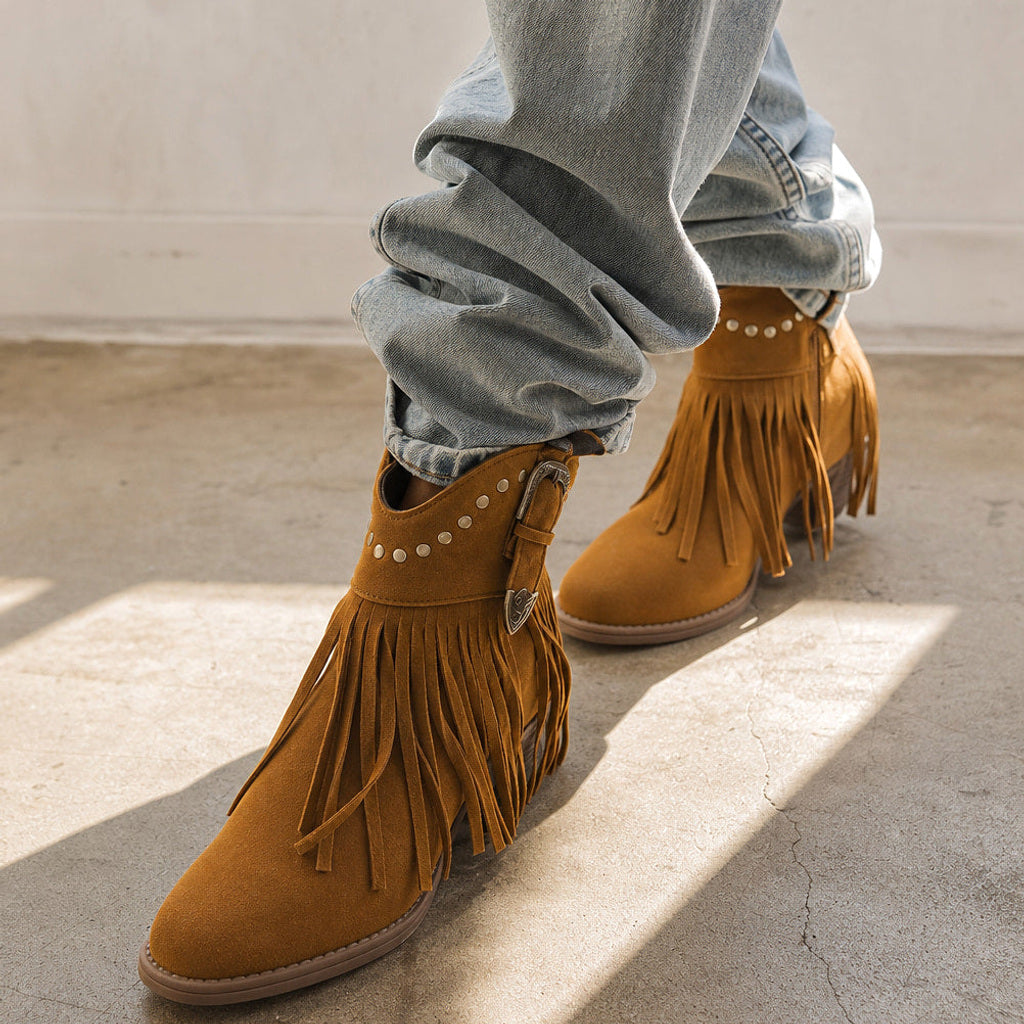 Iwi | Westernstiefel mit Fransen und weitem Schaft – Gestyltes Editorial-Foto