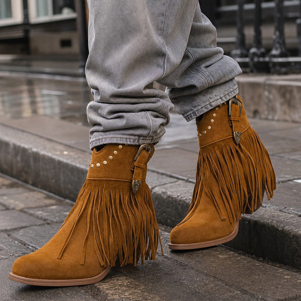 Iwi | Westernstiefel mit Fransen und weitem Schaft Hellbraun – Gestyltes Editorial-Foto