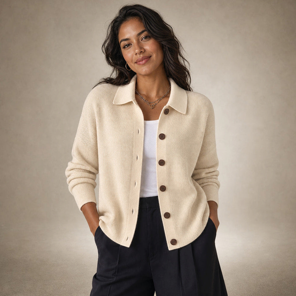 Jakobine | Strickjacke mit Reverskragen und Knopfleiste in Beige – Premium Editorial