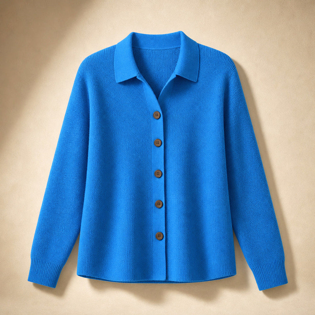 Jakobine | Strickjacke mit Reverskragen und Knopfleiste Blau – Produktfoto