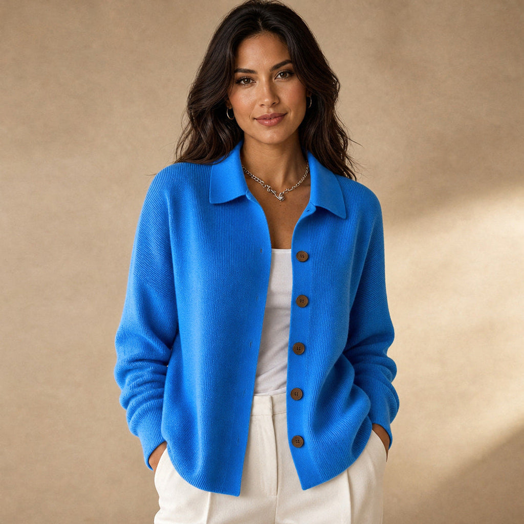 Jakobine | Strickjacke mit Reverskragen und Knopfleiste in Blau – Premium Editorial