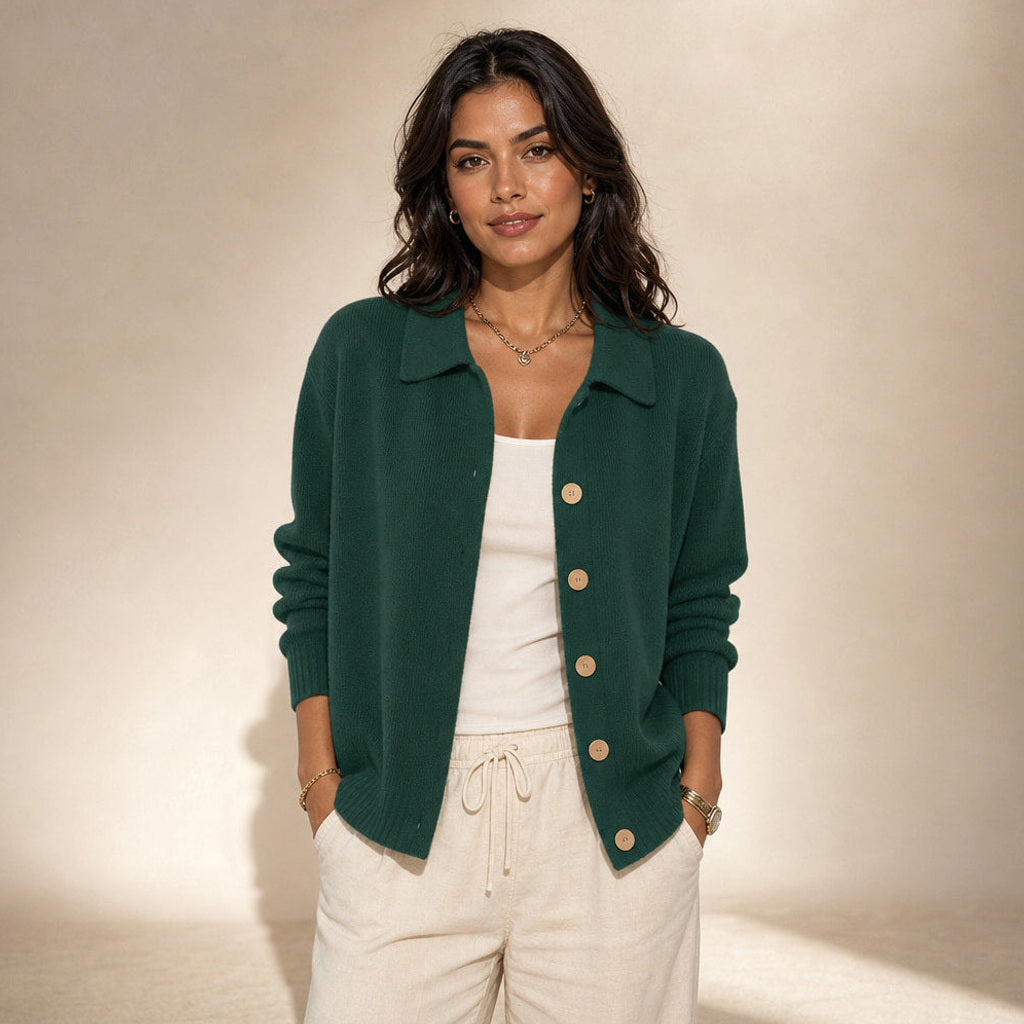 Jakobine | Strickjacke mit Reverskragen und Knopfleiste in Dunkelgrün – Premium Editorial