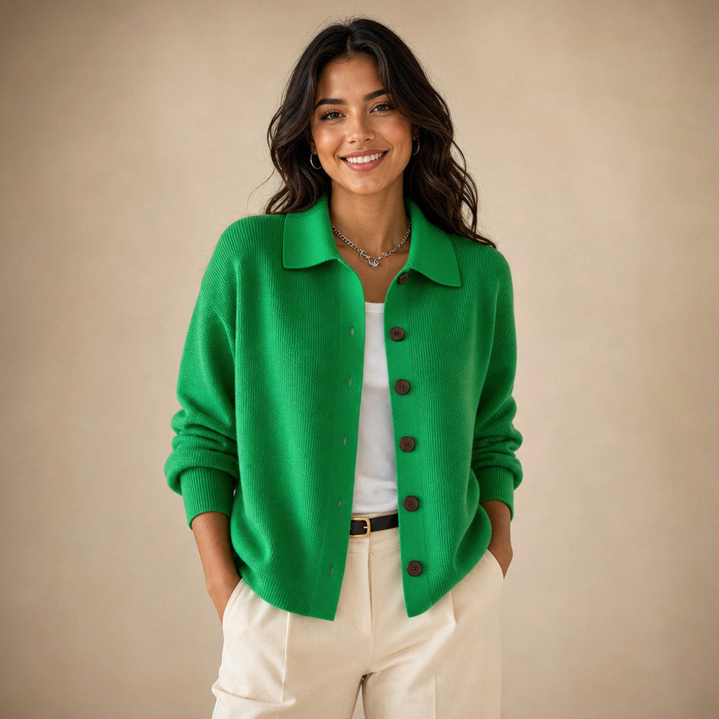 Jakobine | Strickjacke mit Reverskragen und Knopfleiste in Grün – Premium Editorial