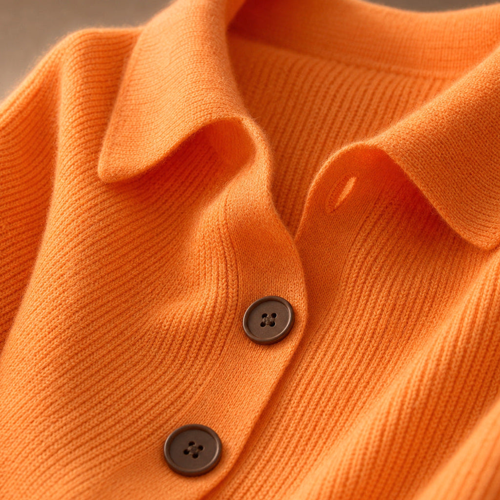 Jakobine | Strickjacke mit Reverskragen und Knopfleiste Orange – Stoff- und Detailaufnahme