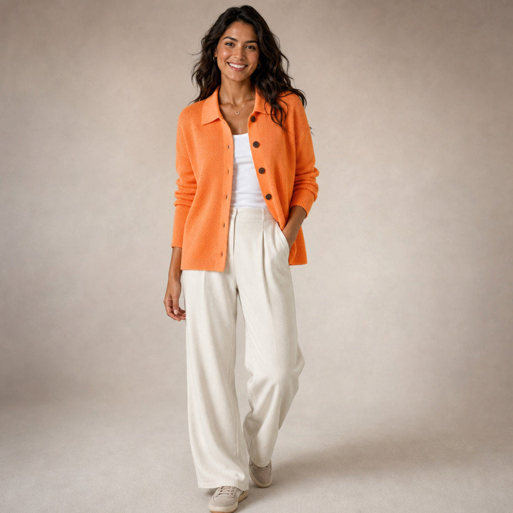 Jakobine | Strickjacke mit Reverskragen und Knopfleiste Orange – Gesamtlook