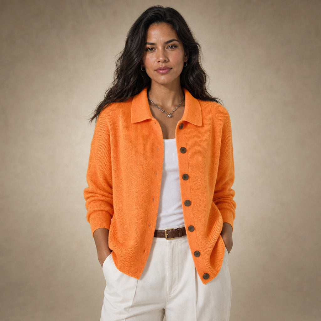 Jakobine | Strickjacke mit Reverskragen und Knopfleiste in Orange – Premium Editorial