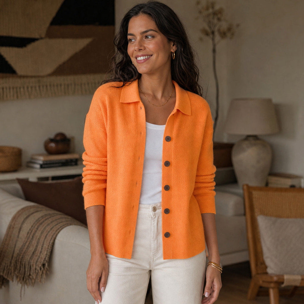 Jakobine | Strickjacke mit Reverskragen und Knopfleiste Orange – Gestyltes Editorial-Foto