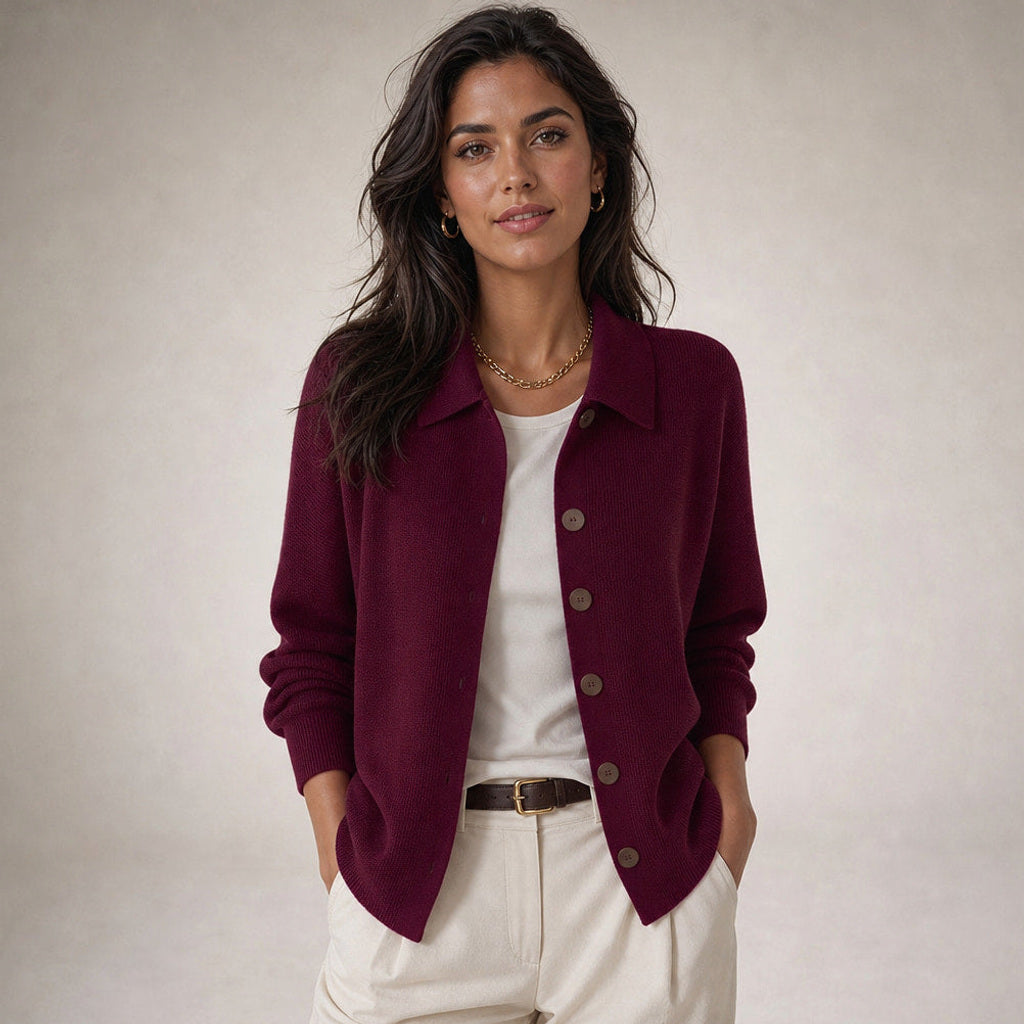 Jakobine | Strickjacke mit Reverskragen und Knopfleiste in Weinrot – Premium Editorial