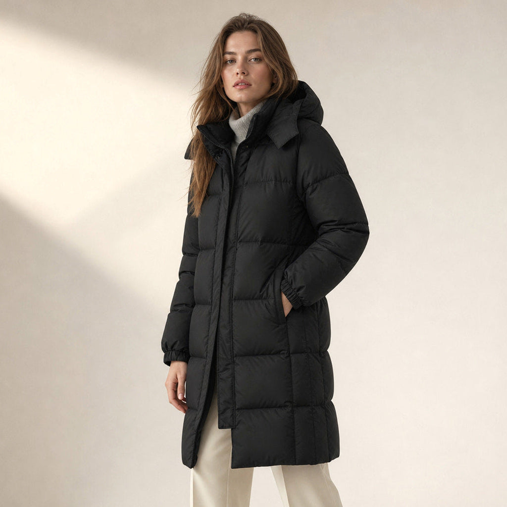 Johannette | Lange Steppjacke mit abnehmbarer Kapuze Schwarz – Seitenansicht