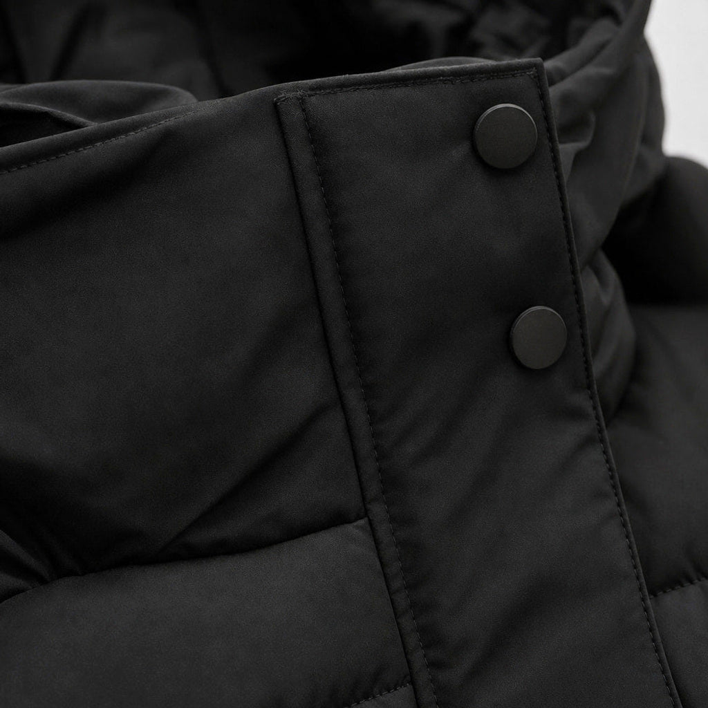 Johannette | Lange Steppjacke mit abnehmbarer Kapuze Schwarz – Stoff- und Detailaufnahme