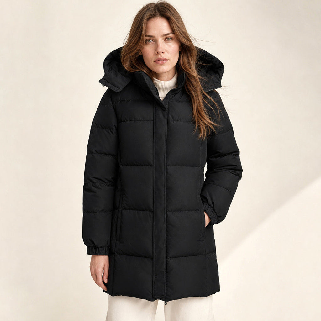 Johannette | Lange Steppjacke mit abnehmbarer Kapuze in Schwarz – Premium Editorial