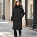Johannette | Lange Steppjacke mit abnehmbarer Kapuze Schwarz – Gestyltes Editorial-Foto