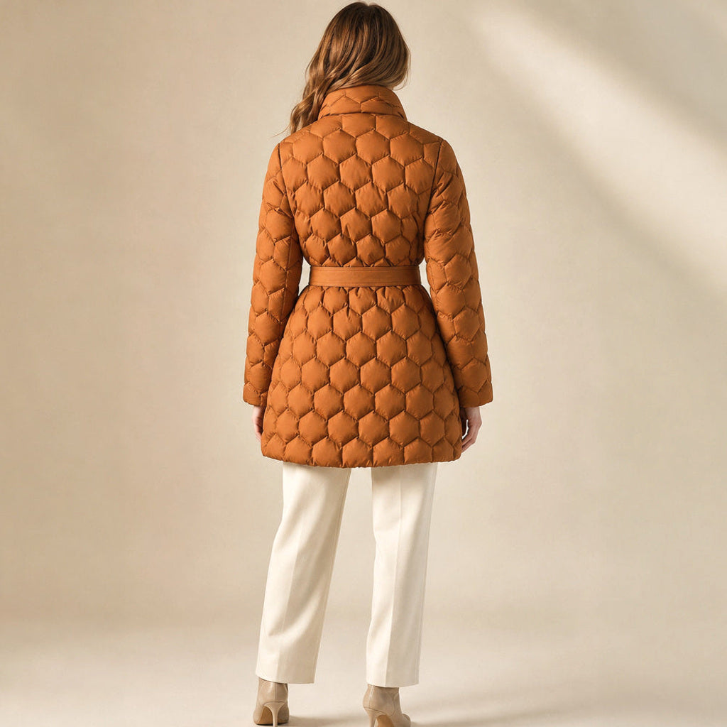 Josepha | Steppmantel mit Gürtel und Mittellänge Bernstein / Orange – Gesamtlook
