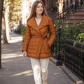 Josepha | Steppmantel mit Gürtel und Mittellänge Bernstein / Orange – Gestyltes Editorial-Foto