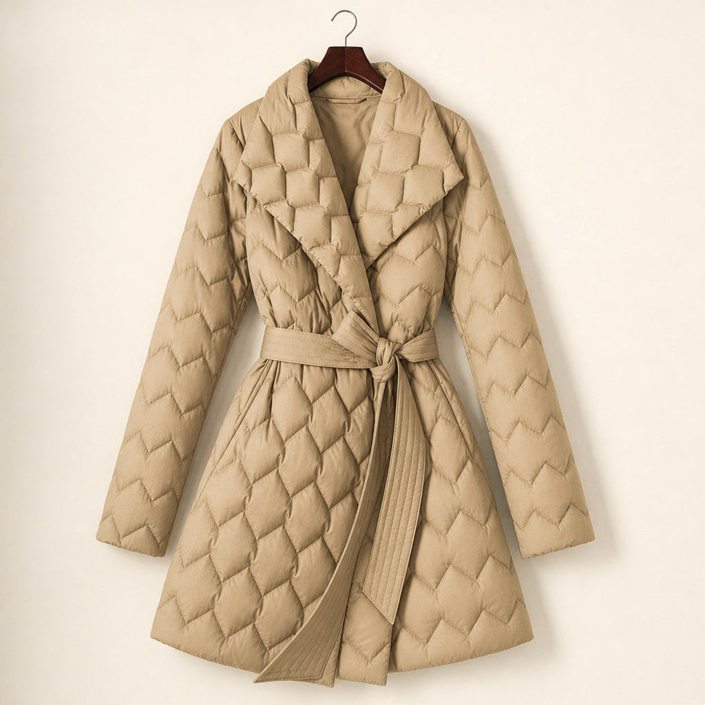 Josepha | Steppmantel mit Gürtel und Mittellänge Sandstone Beige – Produktfoto