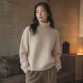 Juenthe | Rollkragenpullover Oversized mit Umschlagkragen Beige – Gestyltes Editorial-Foto