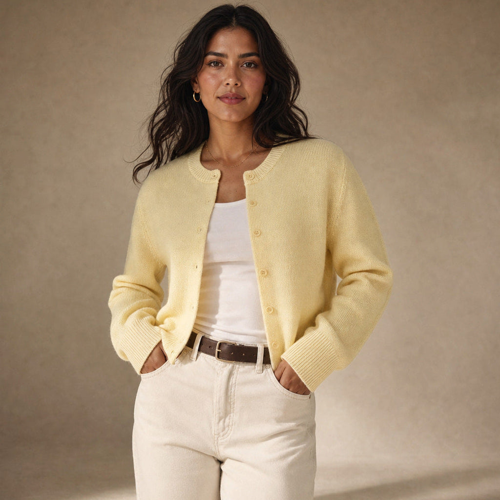 Karoline | Strickjacke mit Rundhals und Knopfleiste in Gelb – Premium Editorial
